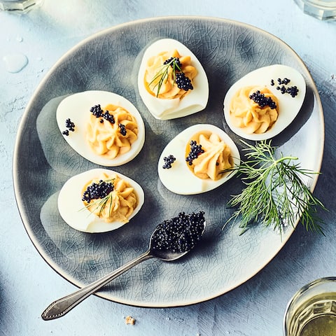 Ein klassisches Rezept der kalten Küche: Russische Eier sind hartgekochte Eier gefüllt mit Mayonnaise und Kaviar. 