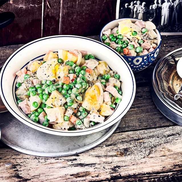 Bei Kartoffeln, Eiern, Gewürzgurken und Erbsen auf keinen Fall die Mayonnaise vergessen und ganz einfach ist der russische Salat fertig!