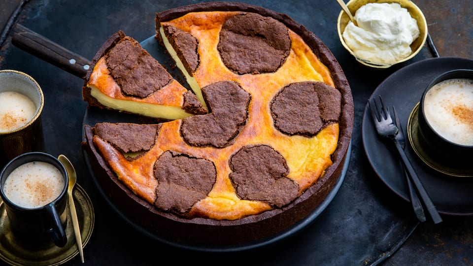 Wenn sich zwei Spitzenreiter wie Käse- und Schokoladenkuchen zusammentun, spricht man von einem Erfolgsrezept. Die Extraportion Schmand in der Füllung macht es noch verführerischer.