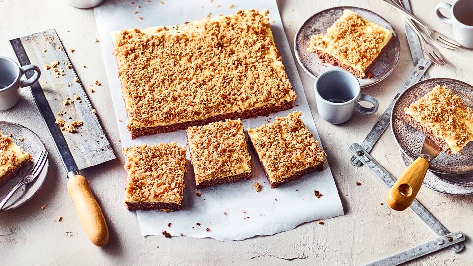 Keine Sorge, den Namen hat dieser super leckere Sägespänekuchen von seinem köstlichen Belag aus Zucker, Butter und Kokosraspeln.  
