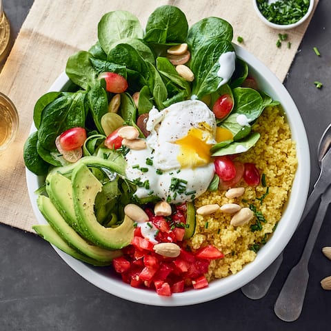 Frisch, schnell fertig und geschmacklich wie optisch ein Highlight: Genießen Sie den größten Food-Trend der Saison jetzt zu Hause mit unserem Rezept für eine kunterbunte Salat Bowl mit Couscous, knackigem Gemüse und pochiertem Ei!