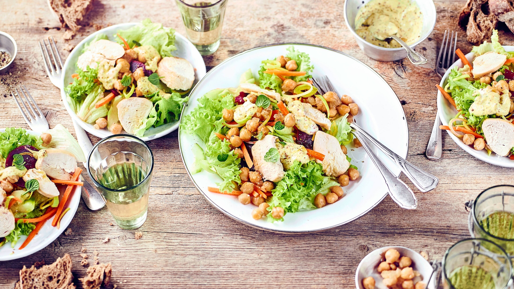 Salat mit Hähnchen, Kicherererbsen und Gemüse verfeinert mit Apfelgelee