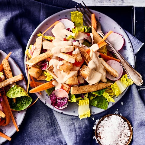 Sie suchen einen erfrischenden, gesunden Snack? Probieren Sie unseren veganen Radicchio-Salat mit Paprika, Radieschen und Tofu an pikantem Mandel-Soja-Dressing – fertig in 30 Minuten!