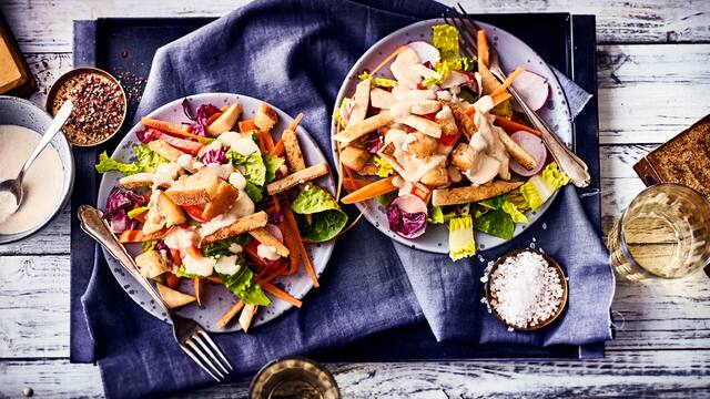 Salat mit Mandel-Dressing