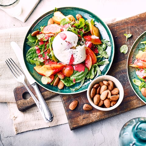 Überwiegend aus Kuhmilch hergestellt ist Burrata eine Sonderform des Frischkäses. In unserem Salat mit Nektarinen und Burrata schmeckt er herrlich cremig.