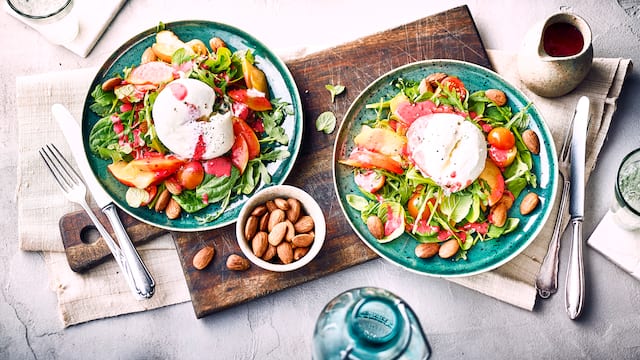 Salat mit Nektarinen und Burrata