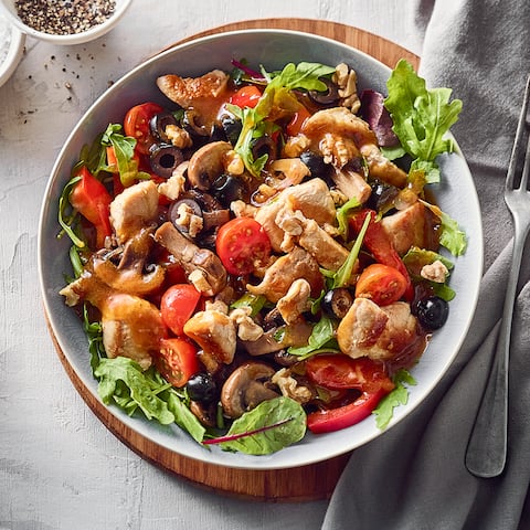 Salat mit Pilzen und Hähnchen 