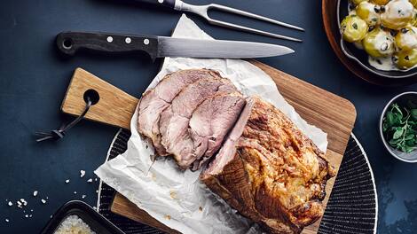 Mit unserem Salzbraten-Rezept bereiten Sie einen köstlichen Braten zu und servieren passende warme und kalte Beilagen dazu. Probieren Sie es aus.