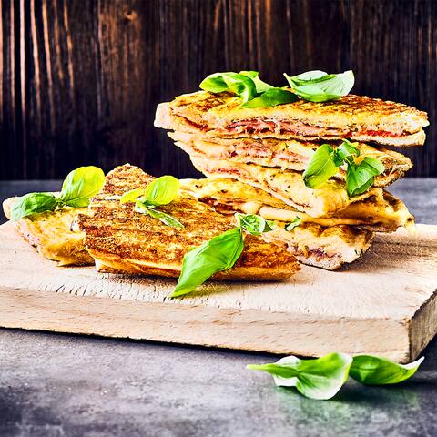 Doppelt Käse = doppelt lecker! Unsere Sandwiches mit Parmesan-Kruste aus dem Sandwichmaker sind einfach und schnell zubereitet und mal etwas Anderes auf der Sandwich-Platte!