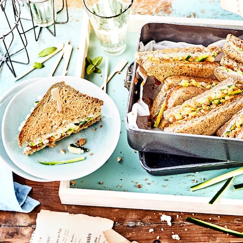 Vegetarische Zwischenmahlzeit: Probieren Sie unser Vollkorn-Sandwich mit Zucchini, Kräuter-Tomaten-Creme und Frischkäse – fertig in 10 Minuten!
