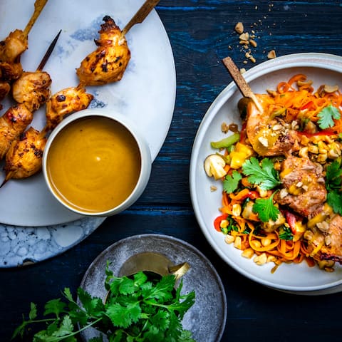 Mit unserem Saté-Spieße-Rezept gelingt Ihnen ein exotisches Gericht mit Hähnchenbrustfilet in pikanter Marinade und selbstgemachter Erdnusssauce. Ein knackiger Thai-Salat mit viel frischem Gemüse rundet das Ganze ab. 