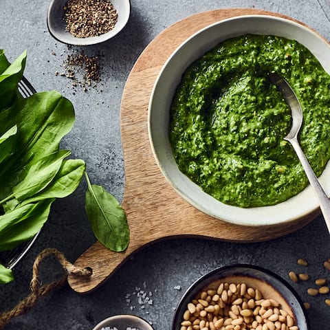 Wer Lust auf Abwechslung hat, sollte mal unser Sauerampfer-Pesto ausprobieren. Die leicht säuerliche Note macht den Geschmack besonders. 