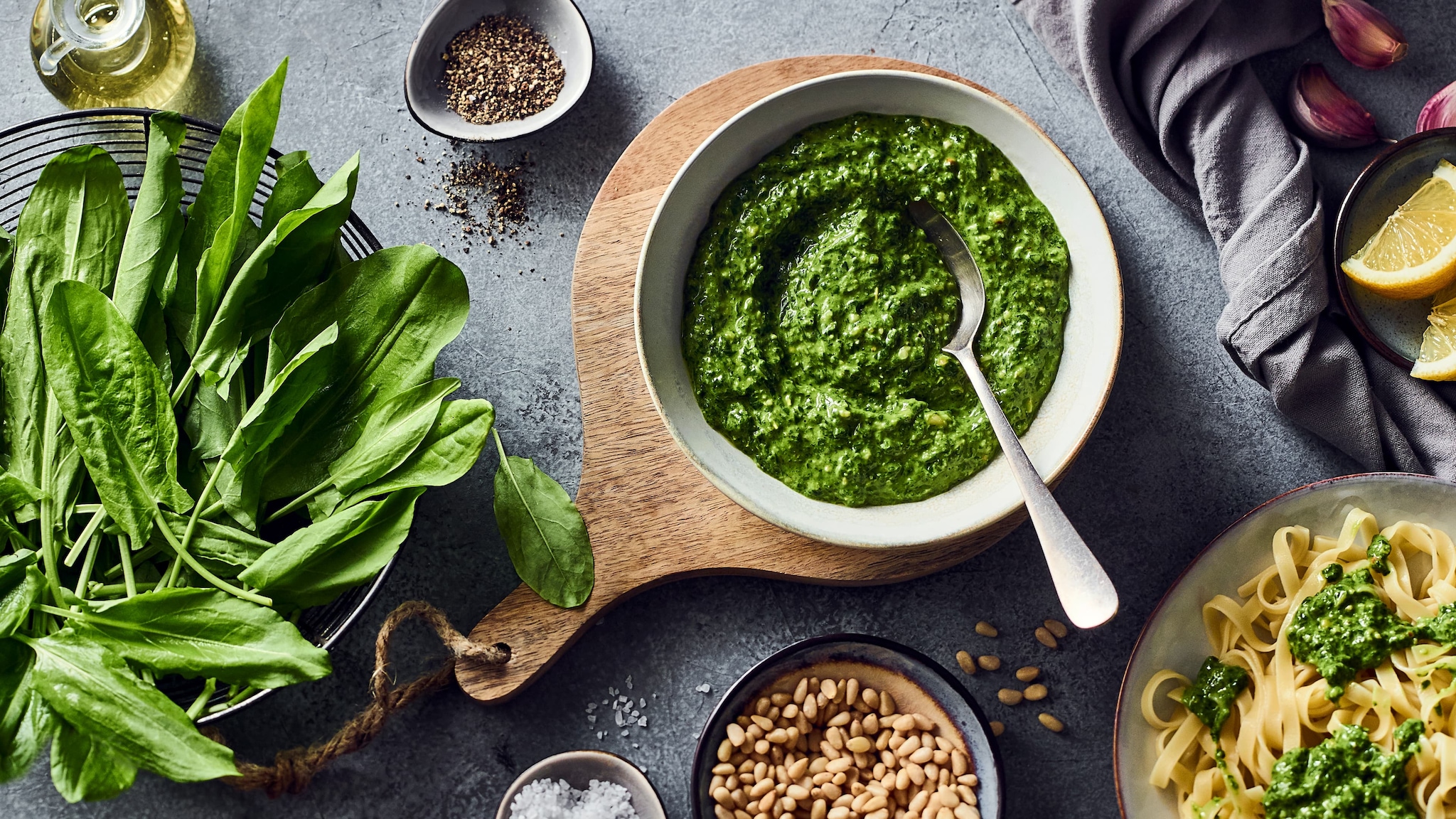 Sauerampfer-Pesto mit Pinienkerne