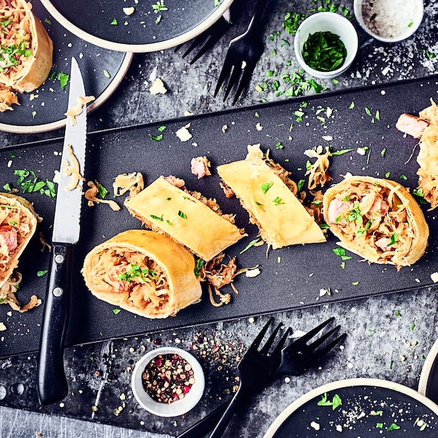 Unser Tipp für ein deftiges Wintergericht: Probieren Sie unseren selbst gemachten, herzhaften Strudel gefüllt mit Sauerkraut, saftigem Kassler und Möhren!
