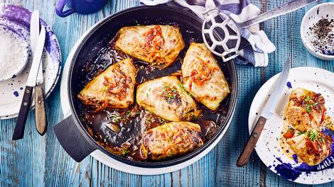 Unser Rezept für saure Kohlrouladen, auch Sarma genannt, mit Rinderhack, Speck und Tomaten stammt ursprünglich aus Jugoslawien – probieren Sie es gleich aus!