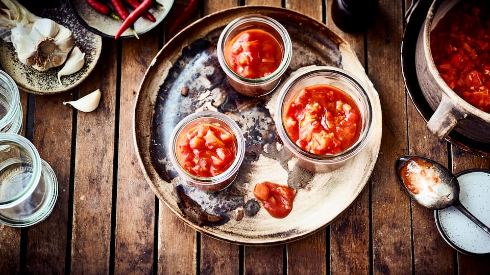 Mit der Chili-Sauce nach unserem Rezept wird Gegrilltes erst so richtig lecker – sie schmeckt ebenso gut zu Nachos oder Fondue. Überzeugen Sie sich selbst!