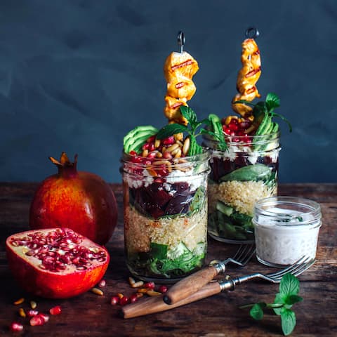 Leinen los für unser nächstes Power-Rezept: Unser Schichtsalat mit Quinoa und Granatapfel mit Hähnchenspießen und selbsgemachtem Minz-Joghurt-Dressing ist super erfrischend und glutenfrei!