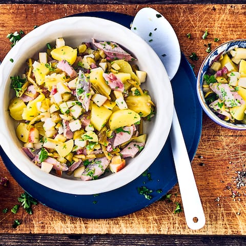 Oft zu Weihnachten gegessen aber auch im Sommer eine Alternative zu den klassischen Kartoffelsalaten: Probieren Sie einmal unseren schlesischen Kartoffelsalat!