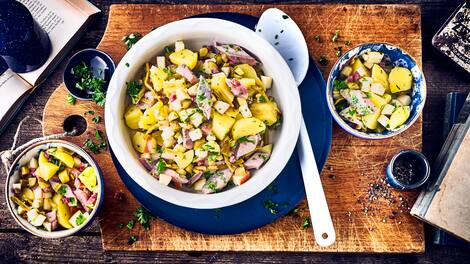 Oft zu Weihnachten gegessen aber auch im Sommer eine Alternative zu den klassischen Kartoffelsalaten: Probieren Sie einmal unseren schlesischen Kartoffelsalat!