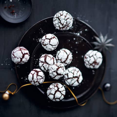 Nicht nur im Winter ein Genuss: Bereiten Sie mit unserem Schneebälle-Rezept ein leckeres Gebäck mit feiner Kardamom-Note zu.