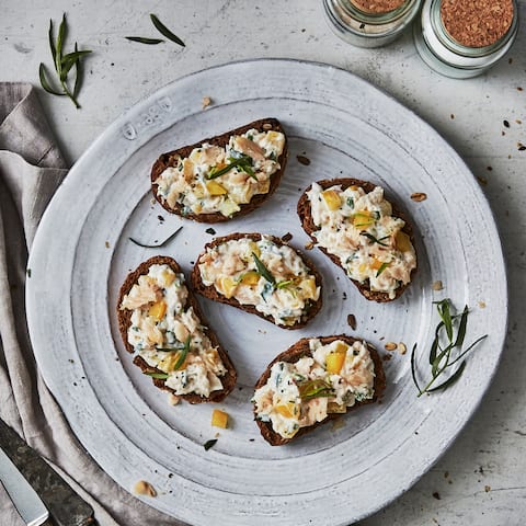 Lust auf eine Zwischenmahlzeit mit Fisch? Dann probieren Sie unsere schnellen Snackhäppchen mit Paprika, Joghurt und Forelle auf Vollkornbrötchen mit Sonnenblumenkernen – fertig in 20 Minuten!