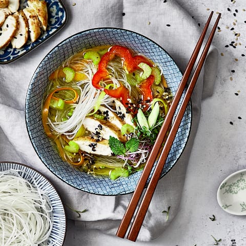 Die Thai-Suppe nach unserem Rezept wird mit frischem Zitronengras, Huhn und Paprika zubereitet. Glasnudeln zugeben und fertig – probieren Sie es aus!