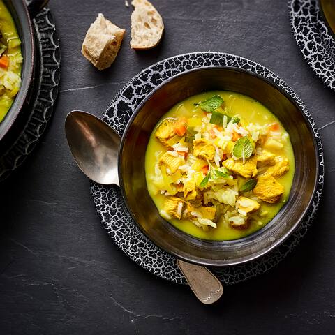 Mit unserem Rezept kreieren Sie im Handumdrehen einen leckeren exotischen Eintopf mit Hähnchen, Frischkäse, Gemüse und einer Reisbeilage.