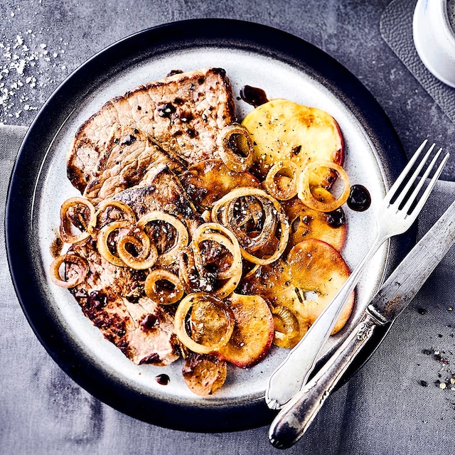 Zwiebel, Apfelscheiben und Sherry verleihen unseren Naturschnitzeln vom Schwein einen schön deftigen Geschmack. Entdecken Sie das beliebte Fleischgericht auf Berliner Art neu!