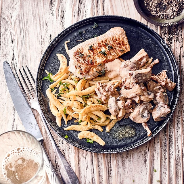 Probieren Sie unser leckeres Rezept für Schnitzel Jägerart aus: Mit Spätzle, Petersilienwurzel, geräuchertem Schinken und frischen Pilzen!