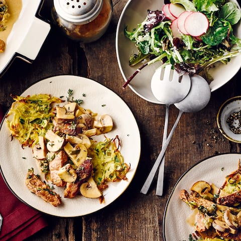 Unser Tipp für ein herbstliches Fleischgericht: Probieren Sie unseren Schnitzeltopf mit Pilzen in Knoblauch-Frischkäse-Soße und pikanten Röstitalern an frischem Salat – deftig und lecker!