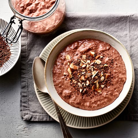Overnight Oats sind perfekt vorzubereiten und lassen sich super variieren. Wie zum Beispiel in unserem Rezept für Schoko-Bananen-Overnigh-Oats!
