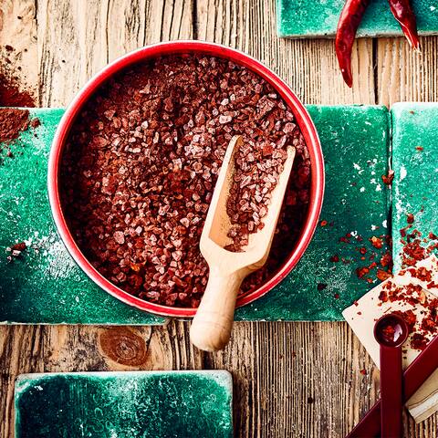 Eine etwas andere Kombination - Entdecken Sie unser Rezept für Schoko-Chili-Salz. Passt gut zum Würzen von Hähnchen- und Garnelengerichten und wird auch häufig in der mexikanischen Küche verwendet.