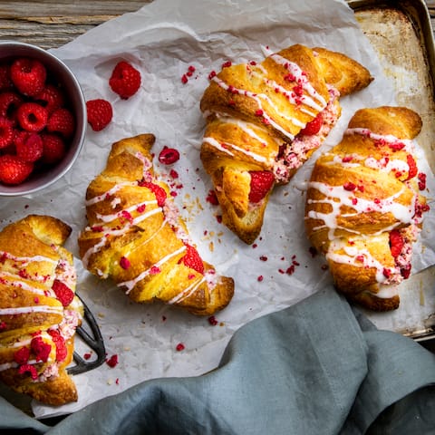 Selbstgemachte buttrige Croissants gefüllt mit einer Himbeer-Kokos-Creme und garniert mit einer Limettenglasur. Wenn das nicht einmal ein besonderer Start in den Tag ist!