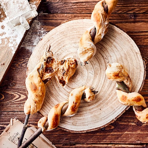 Gesellig zusammensitzen und warmes Stockbrot genießen. In unserer Version sogar mit leckeren Schokoladenstücken.