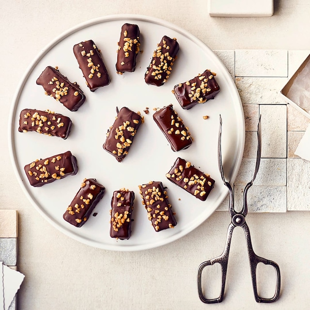 Selbstgemachte Pralinen aus Schokolade, Haselnüssen, Honig, Sherry und leckerem Haselnuss-Krokant. Ideal zum Verschenken oder selber genießen.