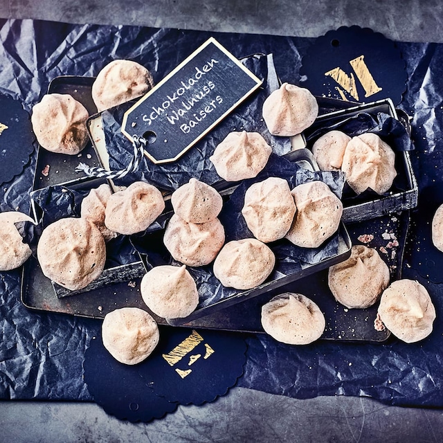 Das Schaumgebäck aus gezuckertem Eischnee lässt sich ganz einfach Selbermachen: Unsere kakaoige Variante mit braunem Zucker und Walnüssen ist besonders lecker – die Schokoladen-Walnuss-Baisers zergehen förmlich auf der Zunge!