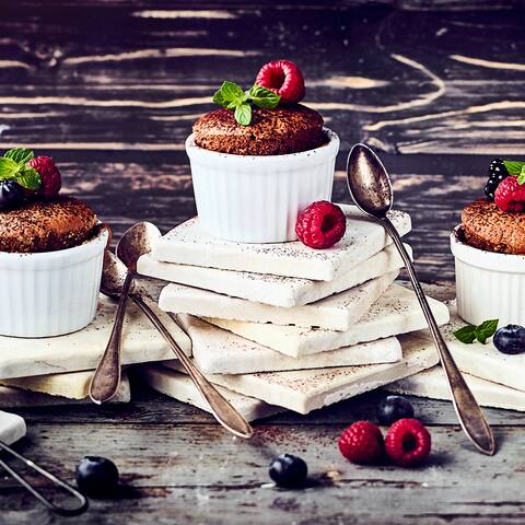 Wenn Liebe durch den Magen geht…: In unser selbstgemachtes Schokosoufflee garniert mit frischen Beeren sind wir auf jeden Fall schokverliebt!