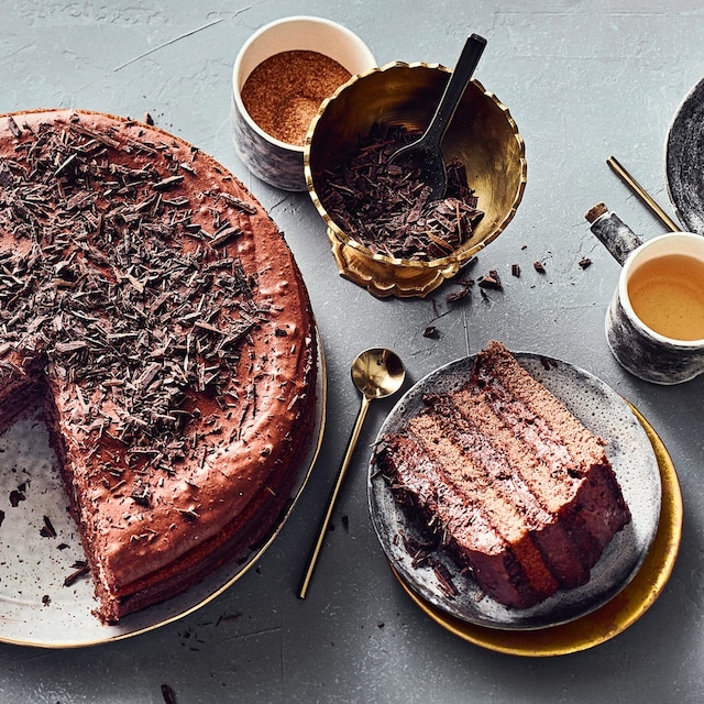 Backen Sie unsere Schokotorte "Dimi de Luxe" und genießen Sie cremige Schokosahne auf lockerem Kakaobiskuit – auch vegan ein Genuss!