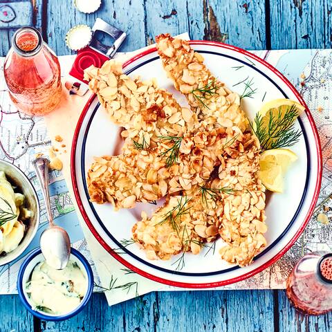 Fisch isst man am besten im Restaurant am Hafen, aber auch zuhause können Sie dieses Gericht servieren und genießen: Schollenfilet in Mandelkruste mit selbstgemachter Orangen-Remoulade und zweierlei Salat. 