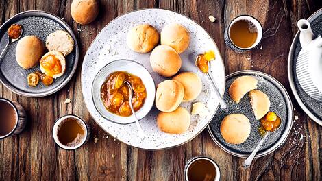 Teebrötchen wie sie in Schottland gerne zur Teatime gegessen werden. Die schottischen Scones werden mit Zwergorangen-Konfitüre serviert. Dazu passt Clotted Cream.