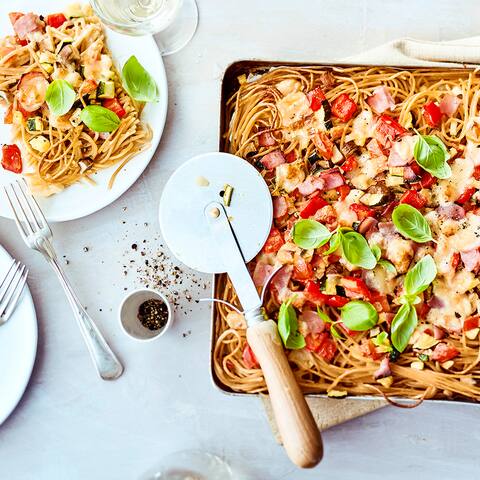 Für alle, die sich nicht zwischen Pasta und Pizza entscheiden können, ist unser Spaghetti-Pizza-Rezept eine kreative Idee, um beides zeitgleich zu genießen.