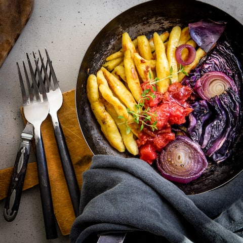 Eine Schupfnudelpfanne einmal anders: Machen Sie doch einfach die Schupfnudeln selbst und servieren Sie sie mit gebackenem Rotkohl und selbstgemachtem Zwetschgenkompott!