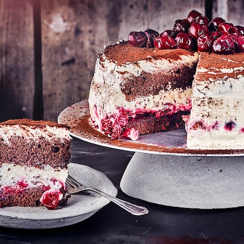 Schwarzwälder Kirschtorte mit lockerem Biskuitboden und Sahne ist ein Klassiker und schmeckt zu jeder Jahreszeit.