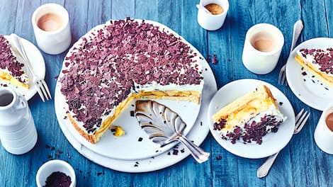 Unser schwedisches Apfeltorten-Rezept mit Vanillepudding und einer Sahneschicht mit Amaretto und Schokoladenraspeln wird Ihnen zu jeder Jahreszeit schmecken. 