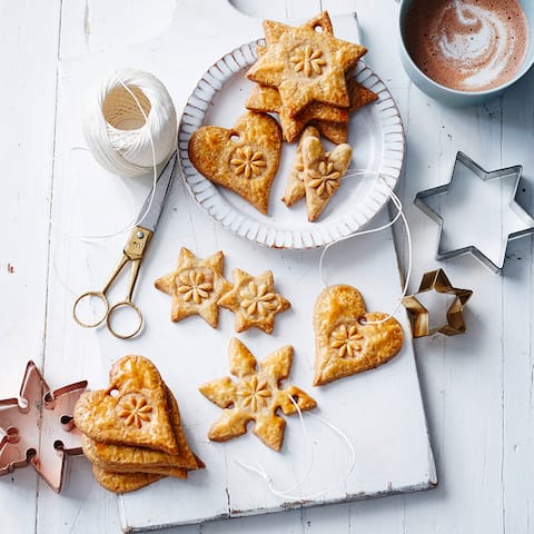 Schwedische Zimt-Plätzchen zum Aufhängen. Einfach hergestellt und schön verziert sind sie ein richtiges Highlight am Tannenbaum - und lassen sich schnell während der Bescherung vernaschen. 