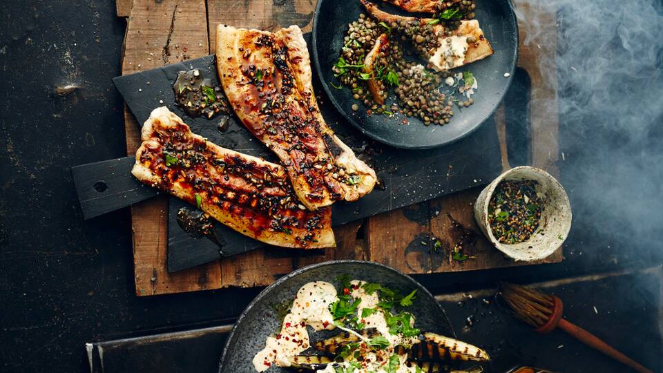 Schweinebauch mit Fenchel-Anis-Kreuzkümmel-Marinade, Auberginen in Harissa-Joghurt-Dressing und Linsensalat. 