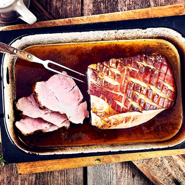 Für Ihr Weihnachtsmenü: Mit unserem Schweinebraten mit Rotkohl-Rezept gelingt Ihnen dieser Klassiker ganz leicht – probieren Sie es aus!