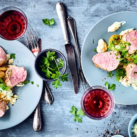 Gebratenes Schweinefilet mit Kümmelkartoffeln und leichter Remoulade.