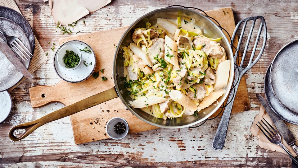 Sie suchen ein leckeres Gericht, das mit wenig Aufwand zubereitet werden kann? Kochen Sie unsere Schweinefilet-Spargel-Pfanne mit einer köstlichen Soße aus Weißwein und Sahne!