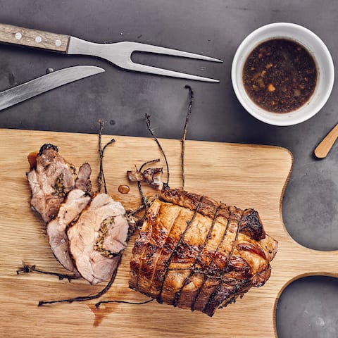 Testen Sie unser Schweinerollbraten-Rezept, wenn Sie das nächste Fest feiern! Der Braten überzeugt mit saftiger Konsistenz und raffinierter Füllung.